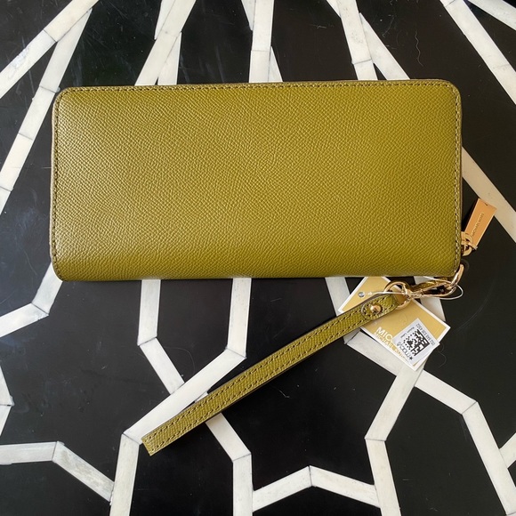 Michael Kors Jet Set Pistachio Green Travel Continental Leather Wallet - Picture 2 of 13